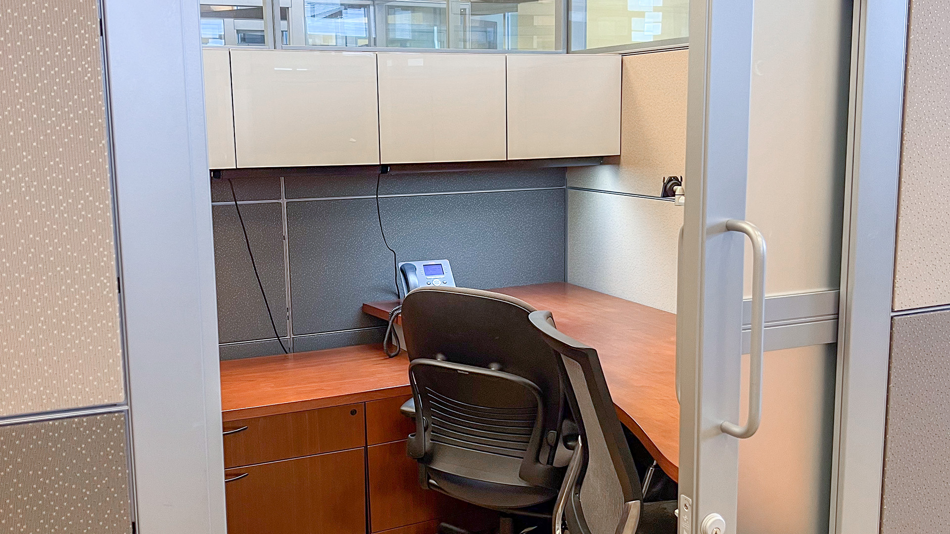 1000 Louisiana - Workstation Photo 1